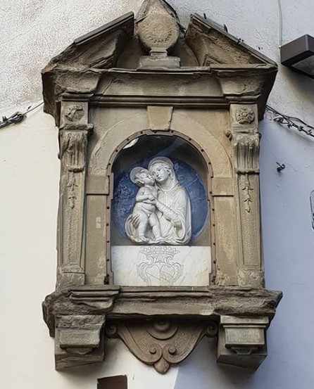 tabernacolo in piazza dell'unità angolo via sant'antonino