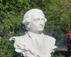 Il-busto-di-Cesare-Beccaria-opera-dellartista-Dino-De-Ranieri